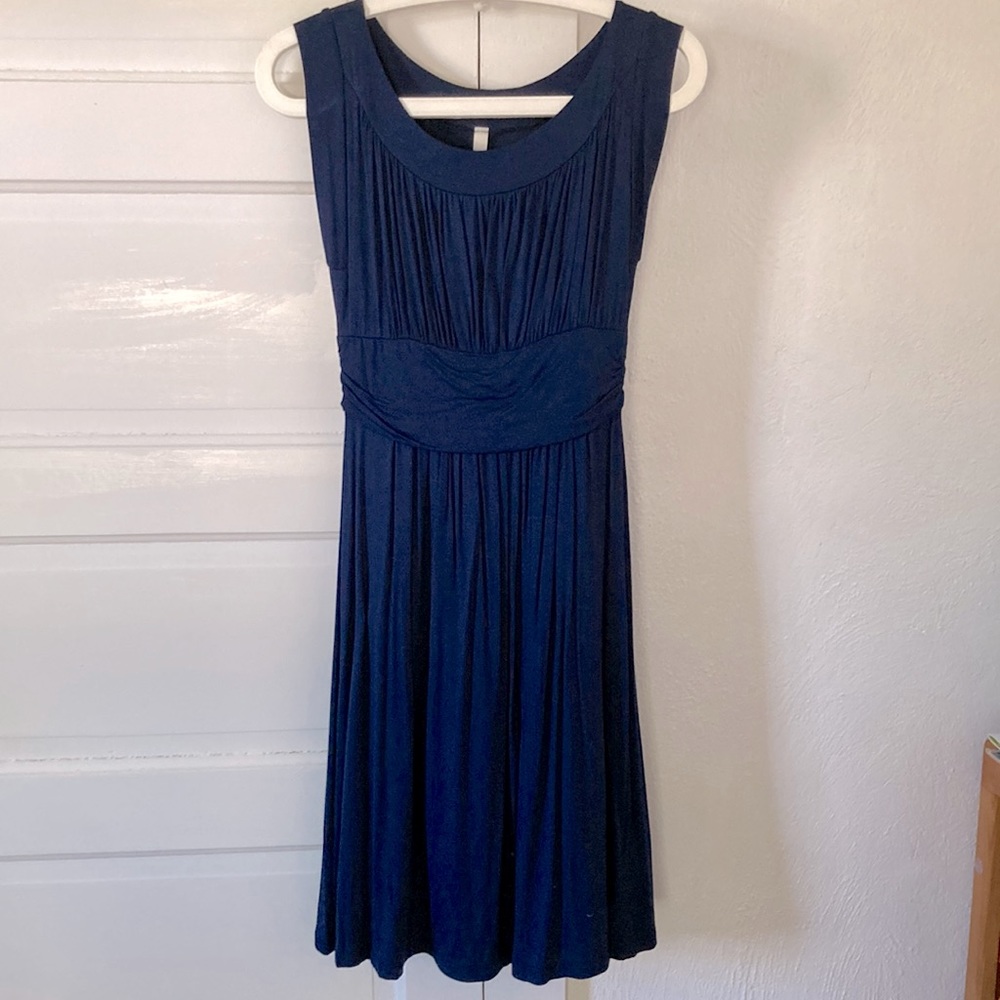 Universally flattering navy blue dress, extremely comfortable!